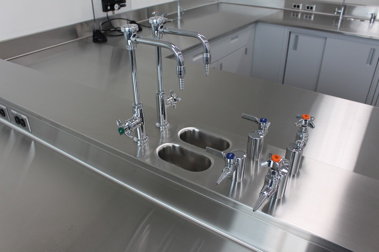 Stainless Steel Countertops - RA Lab Technologies Inc. provides a comprehensive range of stainless steel laboratory countertops tailored to diverse laboratory requirements.